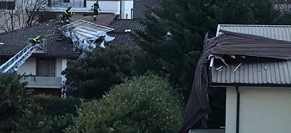 Raffiche forti di vento, scoperchiato un condominio e le lamiere danneggiano altre due case